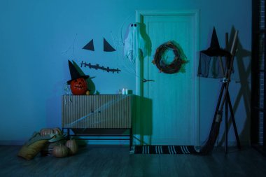 Cadılar Bayramı için kapı ve tuvaletle süslenmiş karanlık salonun içi.