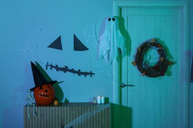 Cadılar Bayramı için kapı ve tuvaletle süslenmiş karanlık salonun içi.