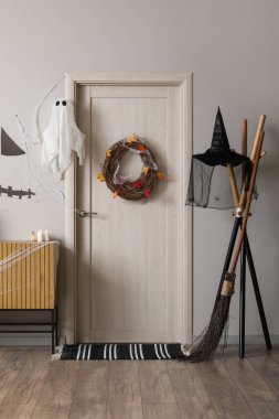 Cadılar Bayramı için salon kapısı ve askısı ile süslenmiş.