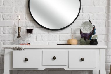 Cadılar Bayramı dekoru soyunma odasında.