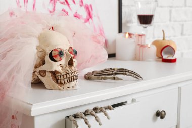 Cadılar Bayramı için dekore edilmiş soyunma odasındaki peçeli kafatası.