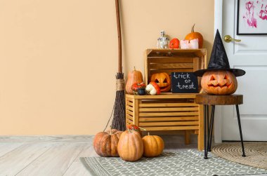 Cadılar Bayramı için balkabaklarıyla dekore edilmiş salon.