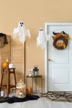 Salonun içi Cadılar Bayramı için kapı ve masalarla süslenmiş.