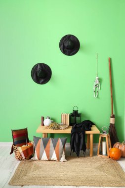 Salonun içi, Cadılar Bayramı için ahşap bankla süslenmiş.