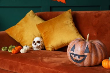 Cadılar Bayramı balkabakları kırmızı kanepede oturma odasında, yakın plan