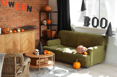 Cadılar Bayramı için kanepe ve balkabaklarıyla dekore edilmiş oturma odasının içi.