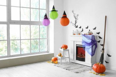 Cadılar Bayramı için şömine ve kağıt sopalarla dekore edilmiş oturma odasının içi.