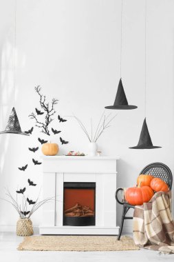 Cadılar Bayramı için şömine ve kağıt sopalarla dekore edilmiş oturma odasının içi.