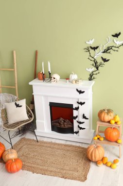 Cadılar Bayramı için şömine ve kağıt sopalarla dekore edilmiş oturma odasının içi.