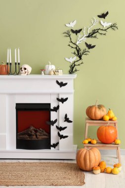 Cadılar Bayramı için şömine ve kağıt sopalarla dekore edilmiş oturma odasının içi.