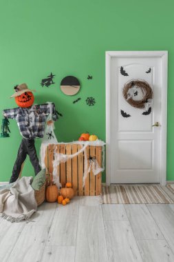 Salonun içi Cadılar Bayramı için kapı ve korkulukla süslenmiş.