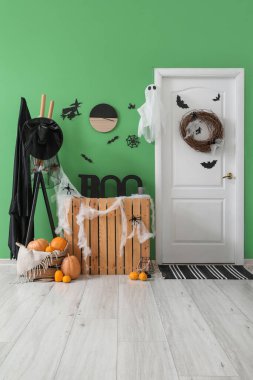 Cadılar Bayramı için salon kapısı ve askısı ile süslenmiş.