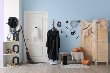 Cadılar Bayramı için salon kapısı ve cadı kostümü ile süslenmiş.