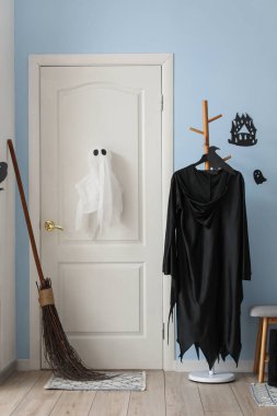 Cadılar Bayramı için salon kapısı ve cadı kostümü ile süslenmiş.