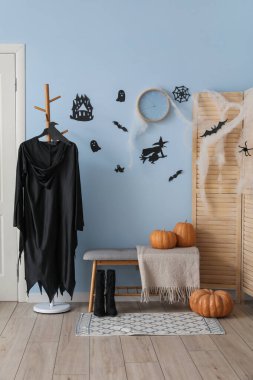 Cadılar Bayramı için salon kapısı ve cadı kostümü ile süslenmiş.