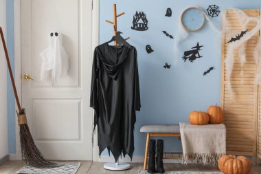 Cadılar Bayramı için salon kapısı ve cadı kostümü ile süslenmiş.