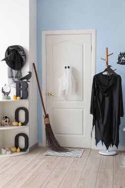 Cadılar Bayramı için salon kapısı ve cadı kostümü ile süslenmiş.