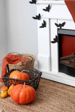Cadılar Bayramı balkabaklı sepetler şöminenin yanında.
