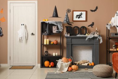 Cadılar Bayramı için kapı ve şömine raflarıyla dekore edilmiş oturma odasının içi.