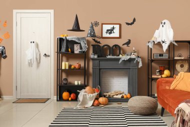 Cadılar Bayramı için kapı ve şömine raflarıyla dekore edilmiş oturma odasının içi.