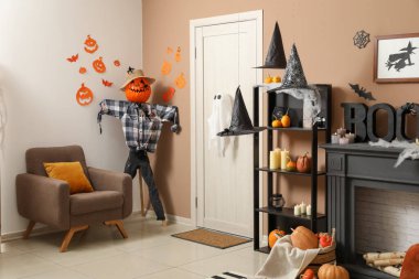 Cadılar Bayramı için kapı ve korkulukla dekore edilmiş oturma odası.