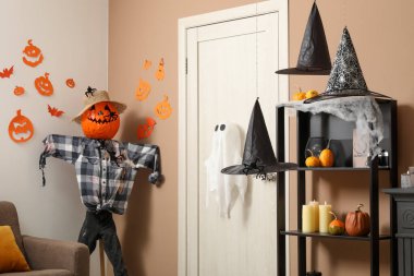 Cadılar Bayramı için kapı ve korkulukla dekore edilmiş oturma odası.