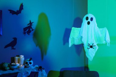 Cadılar Bayramı için süslenmiş karanlık odada asılı duran bir hayalet.