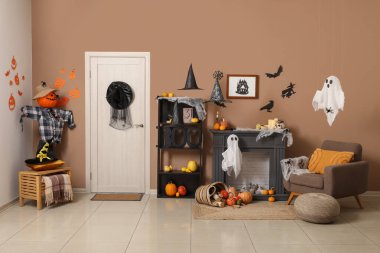 Cadılar Bayramı için kapı ve şömine raflarıyla dekore edilmiş oturma odasının içi.