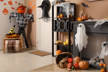 Cadılar Bayramı için kapı ve şömine raflarıyla dekore edilmiş oturma odasının içi.