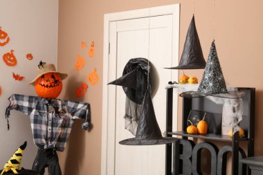 Cadılar Bayramı için kapı ve korkulukla dekore edilmiş oturma odası.