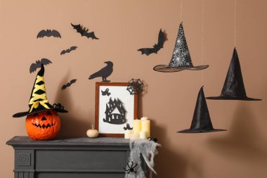 Cadılar Bayramı için dekore edilmiş cadı şapkaları odada asılı.