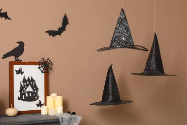 Cadılar Bayramı için dekore edilmiş cadı şapkaları odada asılı.