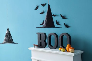 Şömine rafında kelime BOO ile Cadılar Bayramı balkabakları