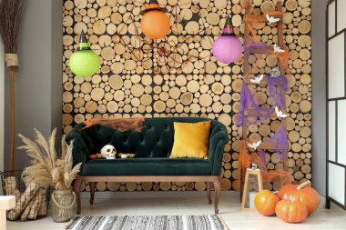 Cadılar Bayramı için yeşil kanepe ve merdivenle dekore edilmiş oturma odasının içi.