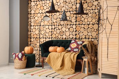 Cadılar Bayramı için kanepe ve balkabaklarıyla dekore edilmiş oturma odasının içi.