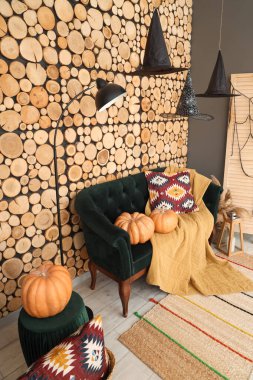 Cadılar Bayramı için kanepe ve balkabaklarıyla dekore edilmiş oturma odasının içi.