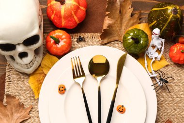 Kabaklı masa ayarı ve ahşap arka planda Cadılar Bayramı dekoru