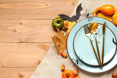 İskelet ve sonbahar dekorlu cadılar bayramı sofrası.