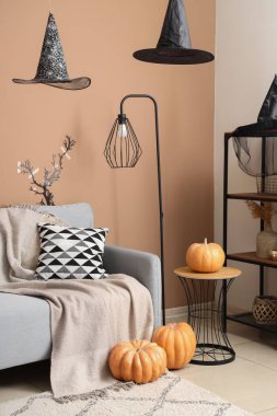 Cadılar Bayramı için kanepe ve balkabaklarıyla dekore edilmiş oturma odasının içi.