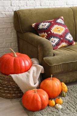 Oturma odasındaki kanepenin yanında Cadılar Bayramı balkabağı sepeti.