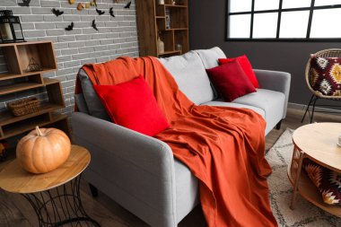 Cadılar Bayramı için kanepeyle dekore edilmiş oturma odasının içi.