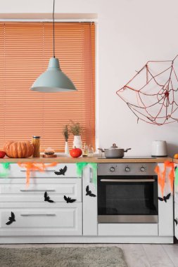 Cadılar Bayramı için tezgah ve balkabaklarıyla dekore edilmiş mutfak.