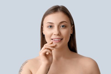 Açık arkaplanda sağlıklı cilde sahip güzel bir kadın, yakın plan.