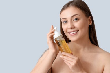 Arkaplanda köpük şişesi olan güzel bir kadın.