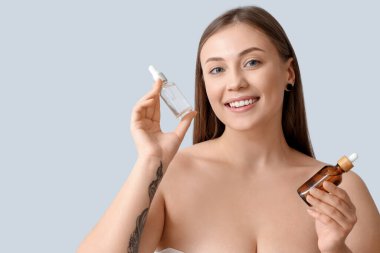 Işık arka planında serumu olan güzel bir kadın, yakın plan.