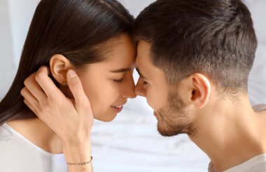 mutlu genç çift yatak odasında