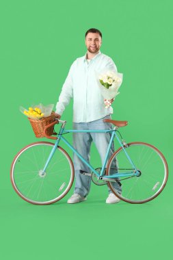 Yeşil arka planda çiçekli ve bisikletli teslimatçı.