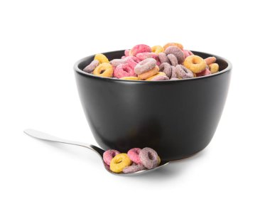 Siyah kâse ve kaşık, beyaz arka planda renkli tatlı mısır gevreği halkaları.