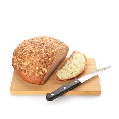 Tahta tahta ekmek dilimi. Beyaz arka planda taze tereyağı ve bıçak var.