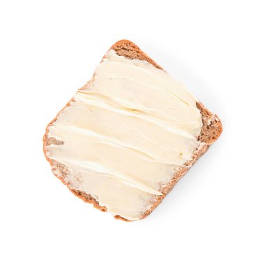 Beyaz arka planda taze tereyağlı ekmek dilimi